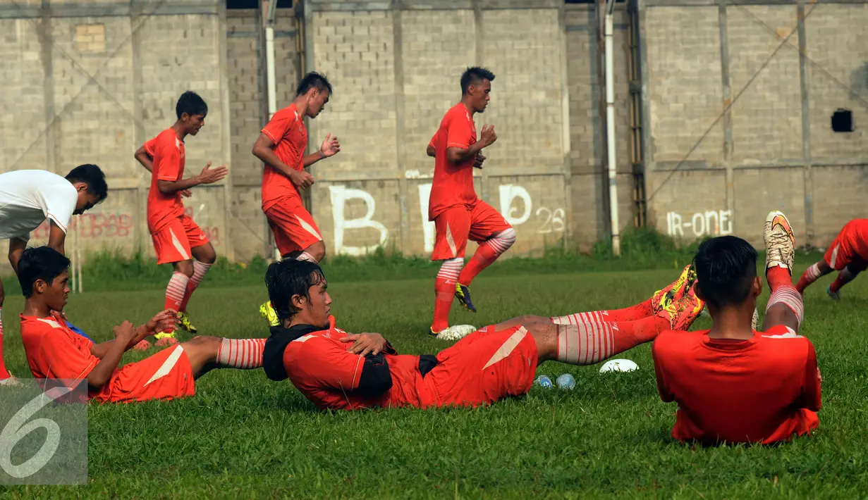 Pemain Persija saat melakukan latihan fisik di NYTC Sawangan, Depok (24/2/2016). Latihan ini persiapan Persija mengarungi turnamen Piala Bhayangkara dan Indonesia Super Competition (ISC) 2016. (Liputan6.com/Helmi Fithriansyah)