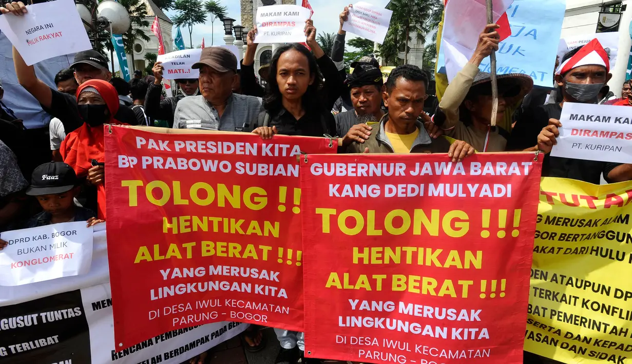 Warga dari Desa Iwul yang menamakan diri sebagai Aliansi Bela Masyarakat Sipil melakukan aksi unjuk rasa damai di gerbang utama Perumahan Telaga Kahuripan, Kabupaten Bogor, Kamis (19/12/2024). (merdeka.com/Arie Basuki)