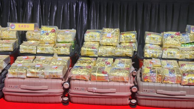 Satres Narkoba Polres Metro Jakarta Barat menangkap komplotan bandar narkoba asal Aceh, yakni Murtala Ilyas (MT) bersama enam anak buahnya atas peredaran nerkoba jenis sabu seberat 110 Kg