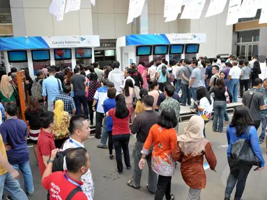Ratusan orang antre di Pameran Garuda Indonesia Travel Fair (GATF) 2014 di JCC, Senayan, Jakarta, (12/9/14). (Liputan6.com/Panji Diksana)