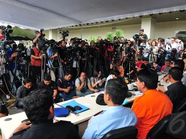 Awak media saat melakukan peliputan di posko Crisis Centre di Terminal II Bandara Juanda, Surabaya, Senin (29/12/2014). (Liputan6.com/Johan Tallo)
