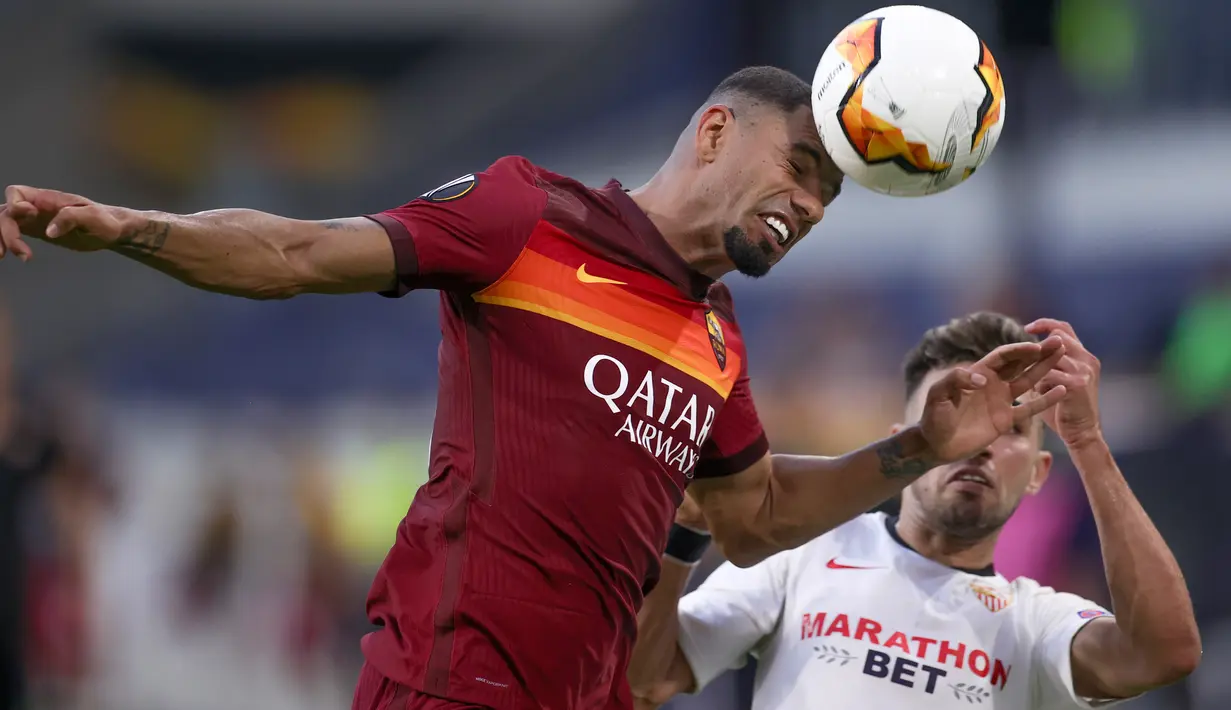 Bek AS Roma, Bruno Peres menyundul bola saat berduel dengan penyerang Sevilla, Munir El Haddadi pada babak 16 besar Liga Europa di Stadion Schauinsland-Reisen-Arena, Kamis (6/8/2020). Sevilla lolos ke perempat final setelah mengandaskan AS Roma dengan skor 2-0. (Friedemann Vogel/Pool Photo via AP)