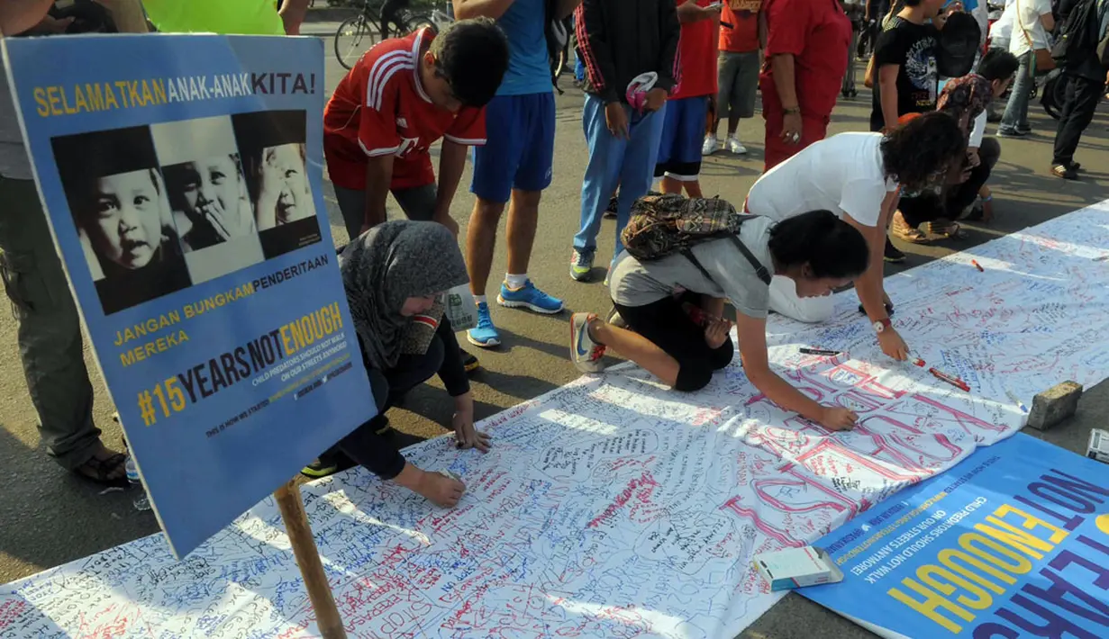 Ribuan orang berpatisipasi dalam 'Aksi Damai 5.000 Tandatangan Suarakan Hak-hak Sipil dan Anak-Perempuan' di Jakarta, (24/8/2014). (Liputan6.com/Herman Zakharia)