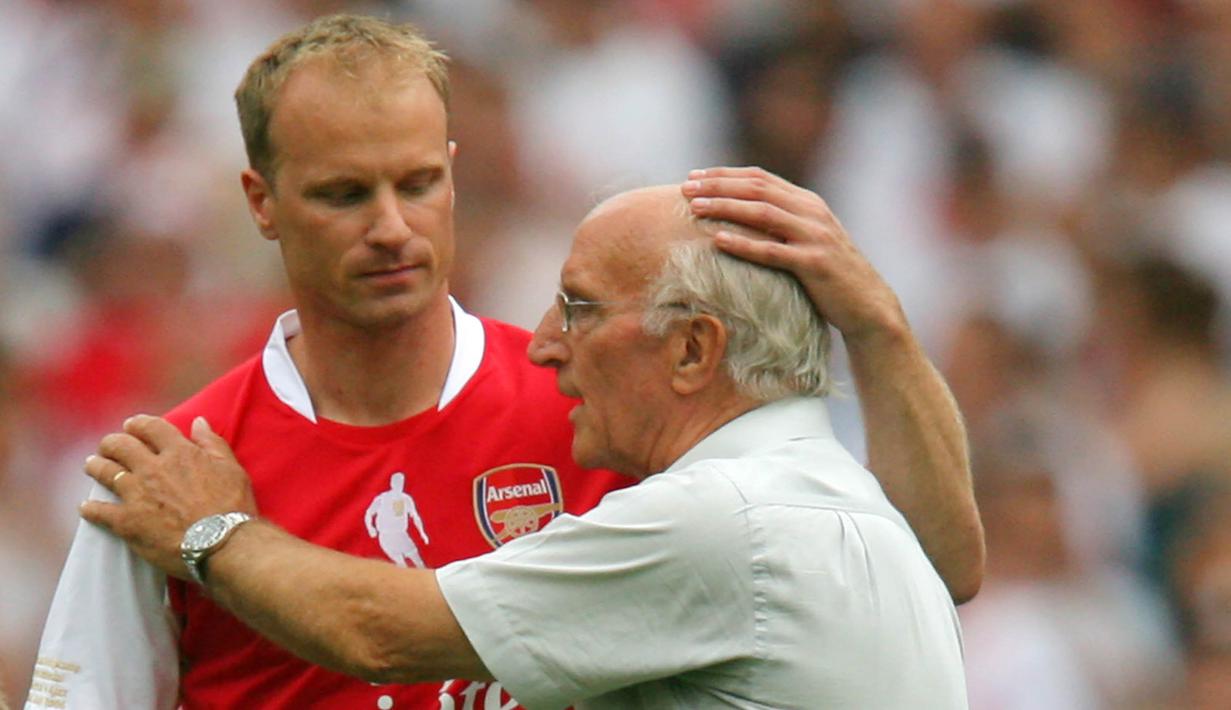 3. Dennis Bergkamp - Memulai belajar hingga merintis karier profesional dengan bergabung bersama Ajax Amsterdam. Tujuh musim bersama Ajacieden dirinya sempat bermain sebagai gelandang sayap hingga akhirnya menjadi striker. (AFP/Odd Andersen)