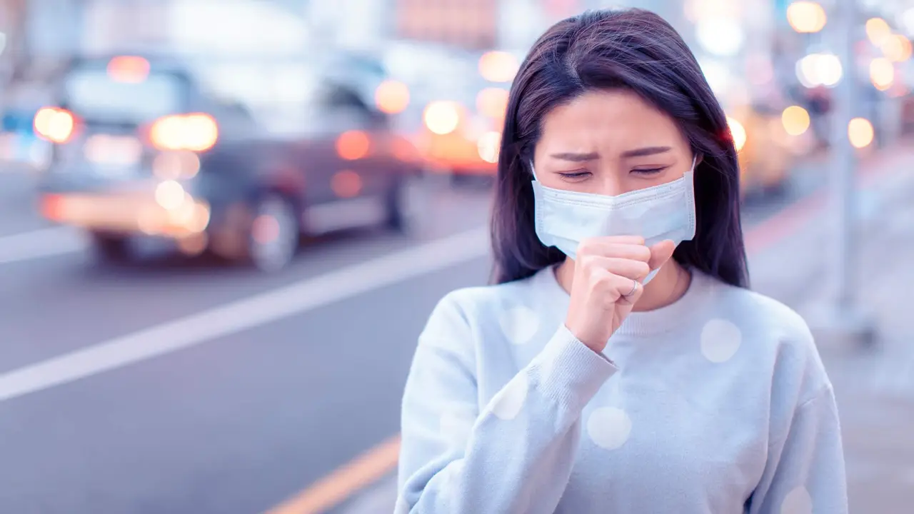perempuan memakai masker