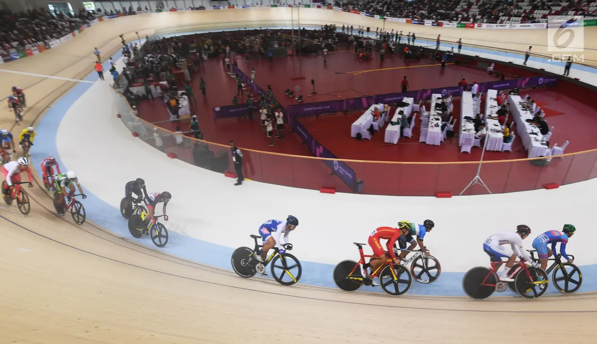 Pesepeda beradu cepat dalam laga balap sepeda Omnium Putra nomor Individual Pursuit 4.000 meter di Jakarta Internasional Velodrome, Kamis (30/8). Pesepeda Indonesia Nandra Eko Wayudi berhasil mencapai peringkat enam. (Merdeka.com/Imam Buchori)