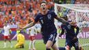 Timnas Belanda sukses meraih kemenangan pada laga perdananya di Grup D Euro 2024 usai mengalahkan Polandia 2-1 yang tampil tanpa pemain andalannya, Robert Lewandowsi di Volksparkstadion, Hamburg, Jerman, Minggu (16/6/2024). Tertinggal lebih dahulu lewat gol Adam Buksa pada menit ke-16, Tim Oranye melakukan comeback dengan mencetak dua gol lewat striker Liverpool, Cody Gakpo (29') dan eks Manchester United, Wout Weghorst hanya tujuh menit sebelum waktu normal berakhir. (dpa via AP Photo/Jens Buettner)