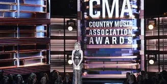 Taylor Swift kembali menjadi sorotan fansnya lantaran gossip hamil yang menerpa dirinya. Lewat acara Country Music Association (CMA) Awards 2016, Taylor membantah kabar tak benar itu. (AFP/Bintang.com)