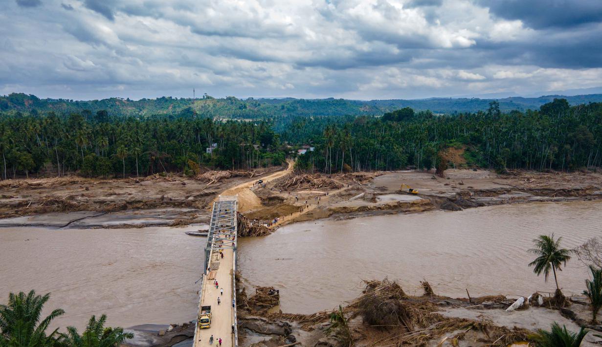 Jembatan ini dirancang untuk perakitan cepat di lokasi yang membutuhkan penyeberangan darurat. Tampak foto udara menunjukkan jembatan yang baru dibangun yang menghubungkan Aceh dan Provinsi Sumatera Utara setelah hancur akibat banjir bandang di Sungai Peusangan, Distrik Bireuen, Provinsi Aceh, pada Selasa 9 Desember 2025. (CHAIDEER MAHYUDDIN/AFP)