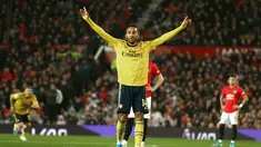 Pemain Arsenal Pierre-Emerick Aubameyang melakukan selebrasi usai mencetak gol ke gawang Manchester United dalam lanjutan Liga Inggris di Old Trafford, Manchester, Inggris, Senin (30/9/2019). Pertandingan berakhir 1-1. (AP Photo/Dave Thompson)