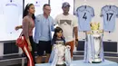 Legenda Manchester City, Paul Paul Dickov, foto bersama fans di Mall Summarecon Serpong, Sabtu (29/09/2019). Selain menjumpai fans, acara tersebut juga dalam rangka Tur Trofi Centurion Manchester City. (Bola.com/M Iqbal Ichsan)