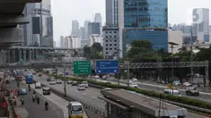 Pengendara melintasi ruas jalan Gatot Subroto dan Jalan Tol Dalam Kota, Jakarta, Kamis (26/3/2020). Sejak pemerintah melakukan himbauan melakukan seluruh aktivitas dari dalam rumah akibat merebaknya virus corona Covid-19, ruas-ruas jalan Ibu Kota terlihat lengang. (Liputan6.com/Helmi Fithriansyah)