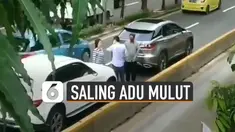 Terekam kamera netizen. Dua pengendara mobil mewah saling adu mulut di jalanan. Membuat lalu lintas macet.