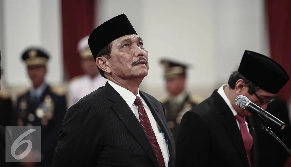 Ekspresi Menko Polhukam, Luhut Panjaitan dan Menkumham,  Manusia Yasonna Laoly jelang pelantikan anggota Kompolnas di Istana Kepresidenan, Jakarta, Jumat (13/5). (Lipuatan6.com/Faizal Fanani)