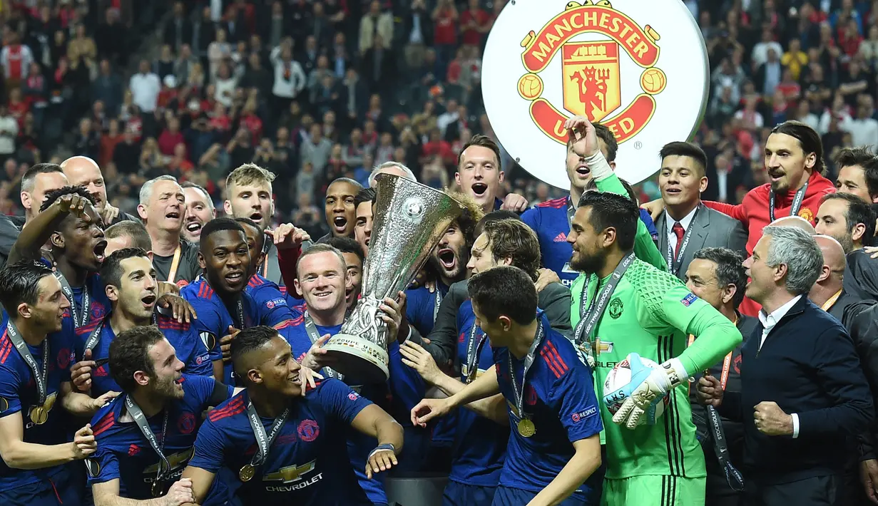 Phil Jones juga mencatatkan tinta emas bersama MU di kancah Eropa ketika menjuarai Europa League pada musim 2016/2017 dibawah kepemimpinan Jose Mourinho. (AFP/Paul Ellis)