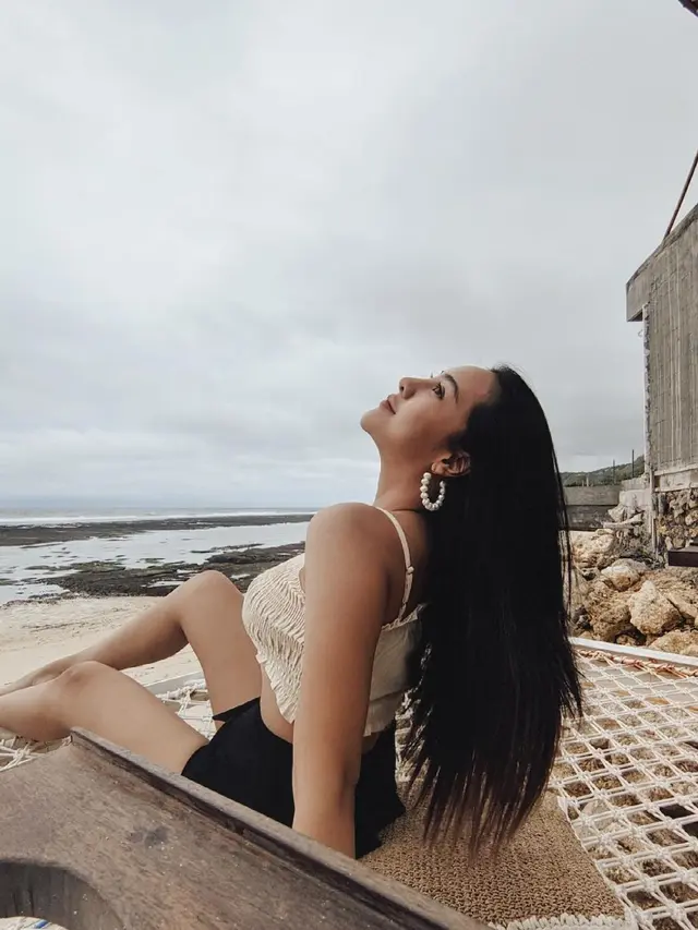7 Potret Liburan Anya Geraldine di Bali, Penampilannya saat Berkebaya Curi Perhatian