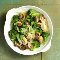 Ilustrasi cah brokoli jamur/copyright shutterstock.com/Endah Kurnia P