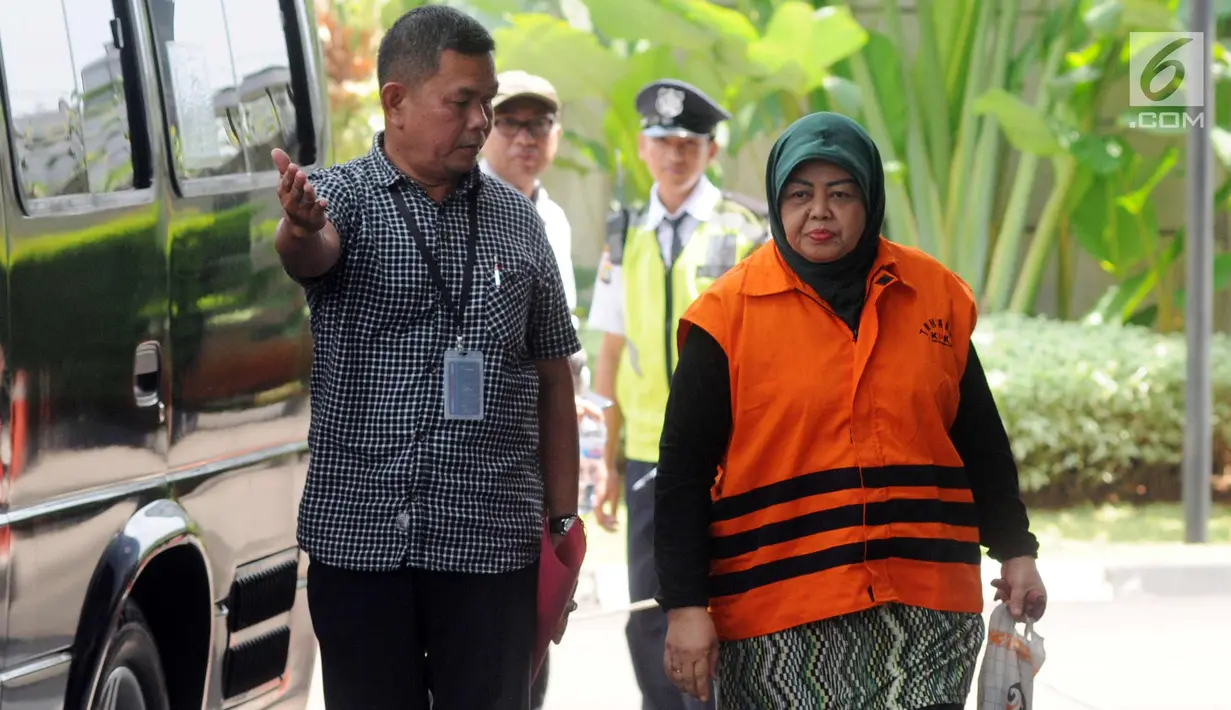 Anggota DPRD Kota Malang dari Partai Golkar Rahayu Sugiarti tiba untuk menjalani pemeriksaan perdana oleh penyidik pasca penahanan di gedung KPK, Jakarta, Rabu (28/3). (Merdeka.com/Dwi Narwoko)