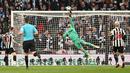 <p>Kiper Newcastle, Loris Karius berusaha menghalau bola tendangan pemain Manchester United pada laga final Carabao Cup 2022/2023 di Stadion Wembley, London, Senin (27/02/2023) dini hari WIB.&nbsp;(AFP/Glyn Kirk)</p>