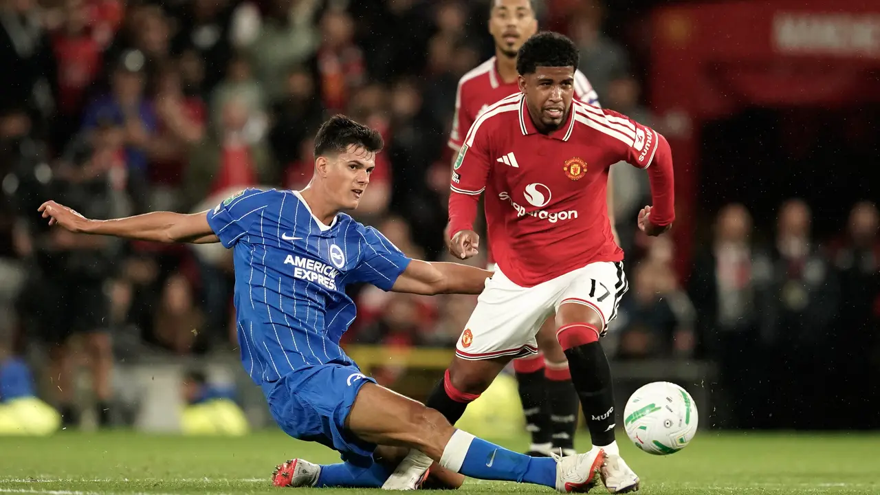 Pemain Manchester United Andrey Santos (kanan) dan pemain Brighton Chema Andres