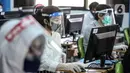 Peserta mengenakan masker, pelindung wajah, dan sarung tangan saat mengikuti Seleksi Bersama Masuk Perguruan Tinggi Negeri (SBMPTN) di Universitan Negeri Jakarta, Minggu (5/7/2020). Sebanyak 42.463 peserta mengikuti SBMPTN dengan prosedur protokol kesehatan. (Liputan6.com/Faizal Fanani)