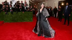 Penyanyi Lady Gaga tampil mengejutkan dengan busana kimono hitam-putih yang dihiasi sekitar 14 ribu bulu saat menghadiri ajang Met Gala 2015 di Metropolitan Museum of Art's Costume Institute, New York City, Senin (4/5). (REUTERS/Andrew Kelly) 