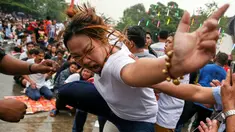 Seorang wanita kesurupan meniru binatang buas selama Festival Tato Suci di kuil Wat Bang Phra, Nakhon Pathom, Thailand (16/3). Acara tahunan ini digelar untuk mengisi ulang kekuatan tato suci di tubuh mereka. (Reuters/Athit Perawongmetha)