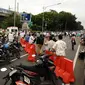 Sejumlah motor terparkir akibat penutupan Jalan Medan Merdeka Timur saat ribuan massa ormas melakukan unjuk rasa di Bareskrim Polri, Gedung KKP Jakarta, Jumat (14/10). (Liputan6.com/Helmi Fithriansyah)