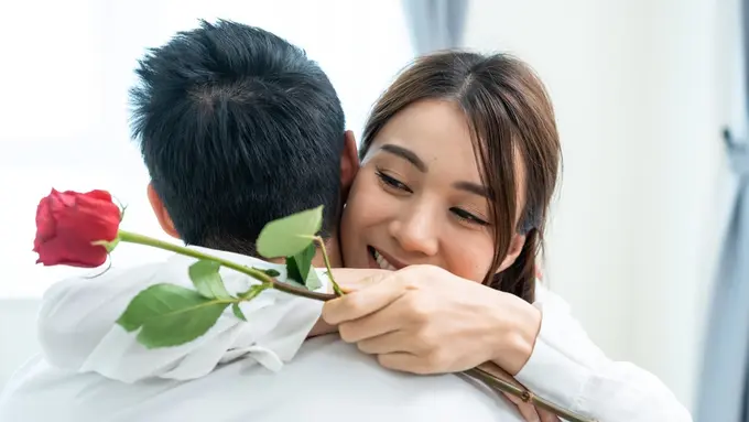 perempuan membawa bunga cinta