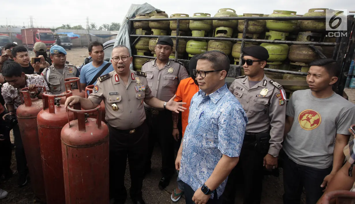 Kadiv Humas Mabes Polri Irjen Pol Setyo Wasisto memeriksa lokasi penggerebekan gas oplosan di wilayah Nerotog, Pinang, Tangerang, Jumat (12/1). Dampak praktik itu membuat gas melon langka di kalangan masyarakat menengah bawah. (Liputan6.com/Arya Manggala)