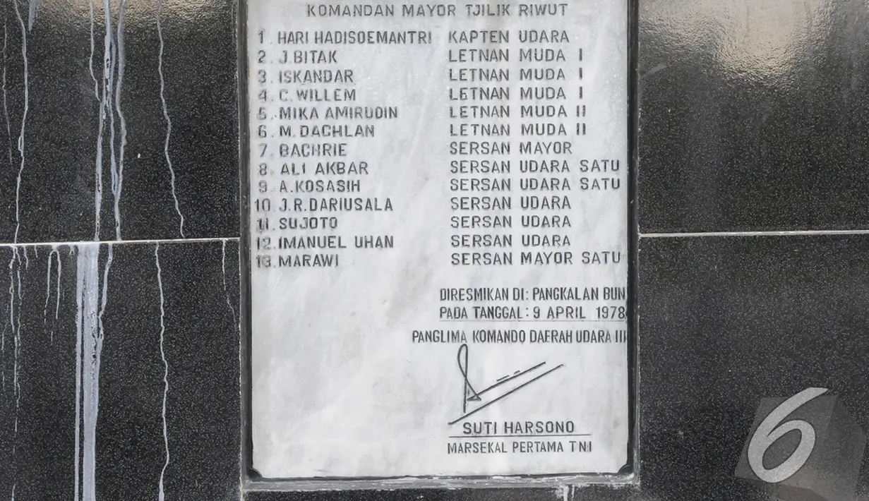 Saat itu (17/10/1947), para penerjun AURI yang berjumlah 13 orang melakukan penerjunan pertama di Indonesia‎ di Pangkalan Buun (sekarang Pangkalan Bun). Foto diambil pada Jumat (9/1/2015). (Liputan6.com/Herman Zakharia)