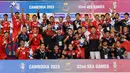Tim Indonesia merayakan di podium setelah memenangkan pertandingan final sepak bola putra melawan Thailand dalam SEA Games ke-32 di Phnom Penh pada Selasa 16 Mei 2023. (Nhac NGUYEN/AFP)