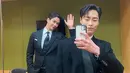 Sudah kenal sejak bermain di drama Korea 'Extraordinary You', Lee Jae Wook juga tak lupa mengajak Rowoon SF9 untuk berpose mirror selfie saat bertemu. Meski drama romance fantasy itu telah dirilis pada Oktober 2019 lalu, keduanya hingga kini masih kerap bertemu dan menjadi sahabat. (Liputan6.com/IG/@jxxvvxxk)