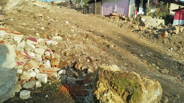 Sejumlah titik di SDN 13 Parigi Kabupaten Muna, dijadikan lahan tambang batu karst.(Liputan6.com/Ahmad Akbar Fua)