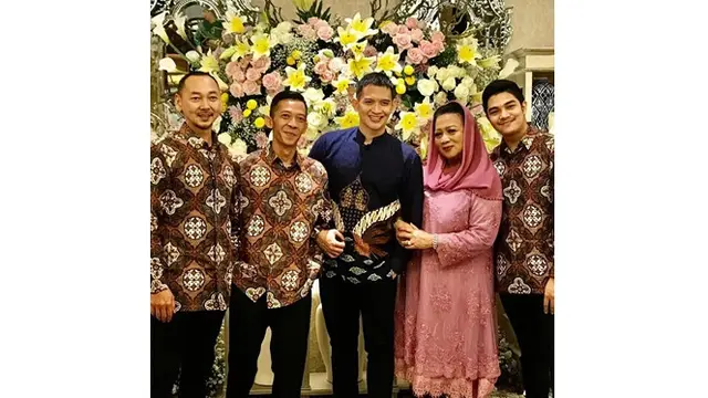 Mertua Ulang Tahun, Ini 6 Momen Kedekatan Rezky Aditya dengan Ibu Citra Kirana
