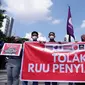 Puluhan massa yang tergabung dalam Koalisi Masyarakat dan Pers (Kompres) menggelar aksi damai menolak revisi Rancangan Undang-undang (RUU) penyiaran di Surabaya. (Dian Kurniawan/Liputan6.com)