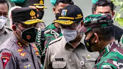 Pangdam Jaya Mayjen TNI Dudung Abdurrachman (kanan) dan Kapolda Metro Jaya Irjen Pol Fadil Imran (kiri) saat membagikan masker ke warga di Sunter Muara, Tanjung Priok, Jakarta, Selasa (9/2/2021). Kegiatan ini untuk menyadarkan masyarakat akan pentingnya penggunaan masker. (Liputan6.com/FaizalFanani)