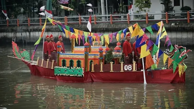 6 Potret Kemeriahan Festival Perahu Nusantara dan Parade Sepeda Onthel di Surabaya