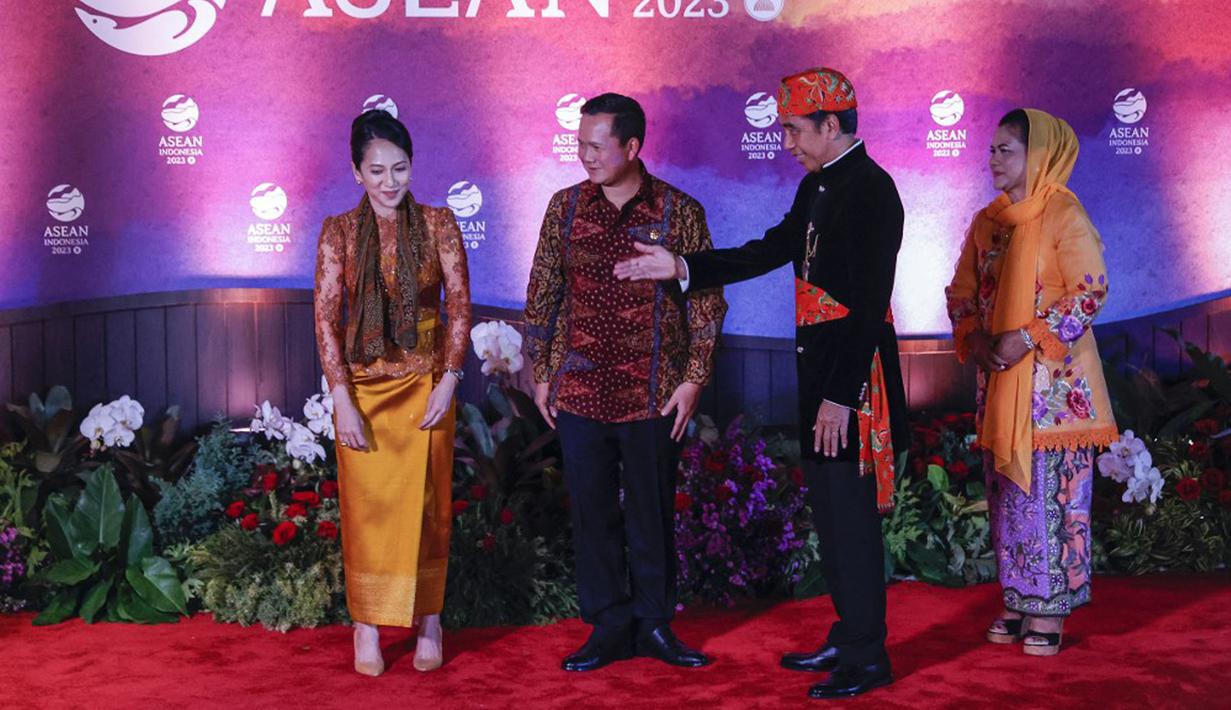 Perdana Menteri Kamboja Hun Manet (kedua kiri) dan istrinya Pich Chanmony (kiri) disambut oleh Presiden Indonesia Joko Widodo atau Jokowi (kedua kanan) dan Ibu Negara Iriana Widodo pada gala dinner KTT ke-43 ASEAN di Jakarta, Indonesia, Rabu (6/9/2023). (Mast IRHAM/POOL/AFP)