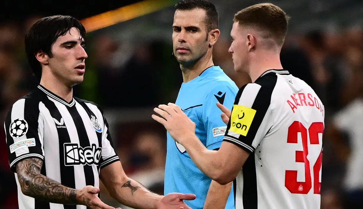 Gelandang Newcastle United, Sandro Tonali (kiri) digantikan rekannya, Elliot Anderson saat menghadapi AC Milan pada laga matchday pertama Grup F Liga Champions 2023/2024 menghadapi AC Milan di San Siro Stadium, Milan, Rabu (20/9/2023) dini hari WIB. (AFP/Marco Bertorello)