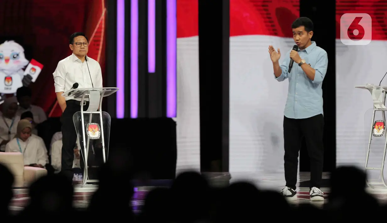 Calon Wakil Presiden nomor urut 1 Muhaimin Iskandar (kiri) dan Calon Wakil Presiden nomor urut 2 Gibran Rakabuming Raka saat debat keempat Pemilu 2024 di Jakarta Convention Center (JCC), Jakarta. (Liputan6.com/Angga Yuniar)
