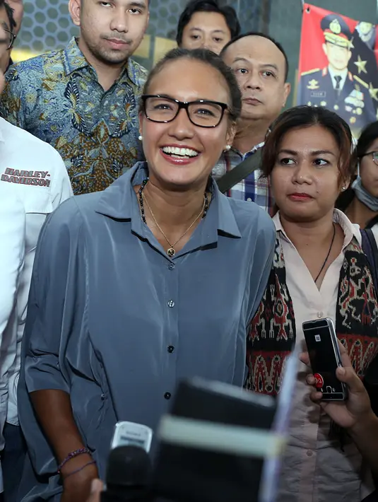 Nadine penuhi panggilan Subdit Resmob Direktorat Reserse Kriminal Umum Polda Metro Jaya didampingi oleh kuasa hukumnya. Seperti diketahui, Nadine juga menjadi salah satu pemeran dalam film Azrax yang diproduksi Aa Gatot. (Nurwahyunan/Bintang.com)