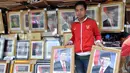 Foto resmi kenegaraan Presiden Joko Widodo atau Jokowi dan Wakil Presiden Jusuf Kalla dijajakan pedagang di Pasar Baru, Jakarta, (25/10/2014). (Liputan6.com/Miftahul Hayat)