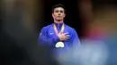 <p>Pesenam Amerika Serikat, Brody Malone menyanyikan lagu kebangsaan saat podium final aparatus nomor palang tunggal Kejuaraan Dunia Gimnastik 2025 di Indonesia Arena, Senayan, Jakarta, Sabtu (25/10/2025). (Bola.com/Bagaskara Lazuardi)</p>