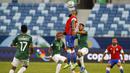 Dua menit sebelum turun minum, peluang emas Chile terjadi ketika Arturo Vidal menanduk bola mengarah ke tengah gawang Bolivia. Lagi-lagi Carlos Lampe melakukan penyelamatan dengan menepis bolanya. Skor 1-0 bertahan hingga jeda. (Foto: AFP/Silvio Avila)
