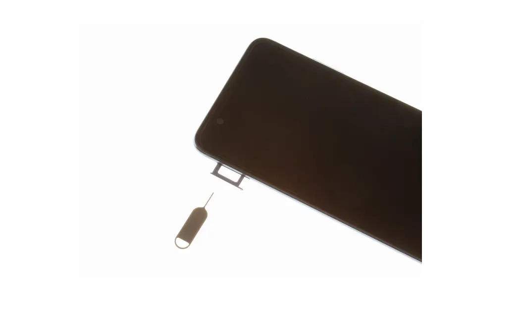 Pembongkaran Huawei P10 dimulai dengan membuka SIM card tray (Sumber: Gizmochina)