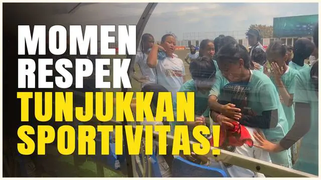 Berita Video momen mengharukan yang menjujung tinggi rasa sportivitas, saat pemain Kudus All Star hibur pemain Solo All Star yang kalah di laga final MilkLife Soccer Challenge.