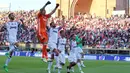 Para pemain Juventus melakukan selebrasi usai  laga melawan Bologna pada giornata terakhir Liga Italia Serie A 2016-2017 di Stadion Renato Dall'Ara, Minggu (28/5/2017). Juventus menang 2-1. (EPA/Giorgio Benvenuti)