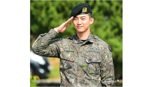 Selesai Wajib Militer, Ini Potret Taecyeon '2PM' Saat Sapa Penggemar