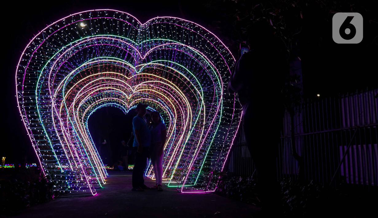 Seni hiasan instalasi lampu yang membentuk lorong hati juga mewarnai Jakarta Fair 2024 di JIExpo Kemayoran, Jakarta, Rabu (12/6/2024). (Liputan6.com/Herman Zakharia)